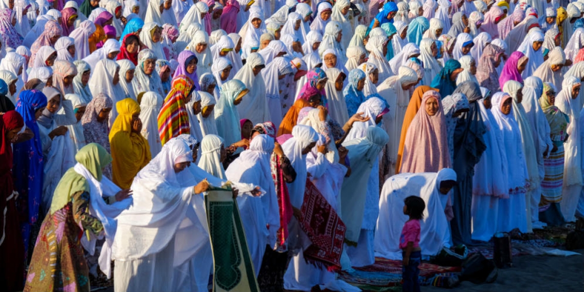 Banyak yang Keliru, Ini Posisi Imam Wanita Saat Sholat Berjemaah