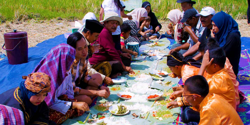 Tradisi Unik Warga Kubu Gadang Makan di Tengah Sawah