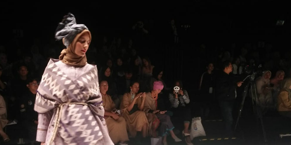 Keindahan Korsel ala Ria Miranda di Jakarta Fashion Week 2019