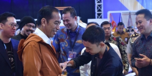 'Jas Ujan' Kekinian Ala Jokowi Kembali Hits!