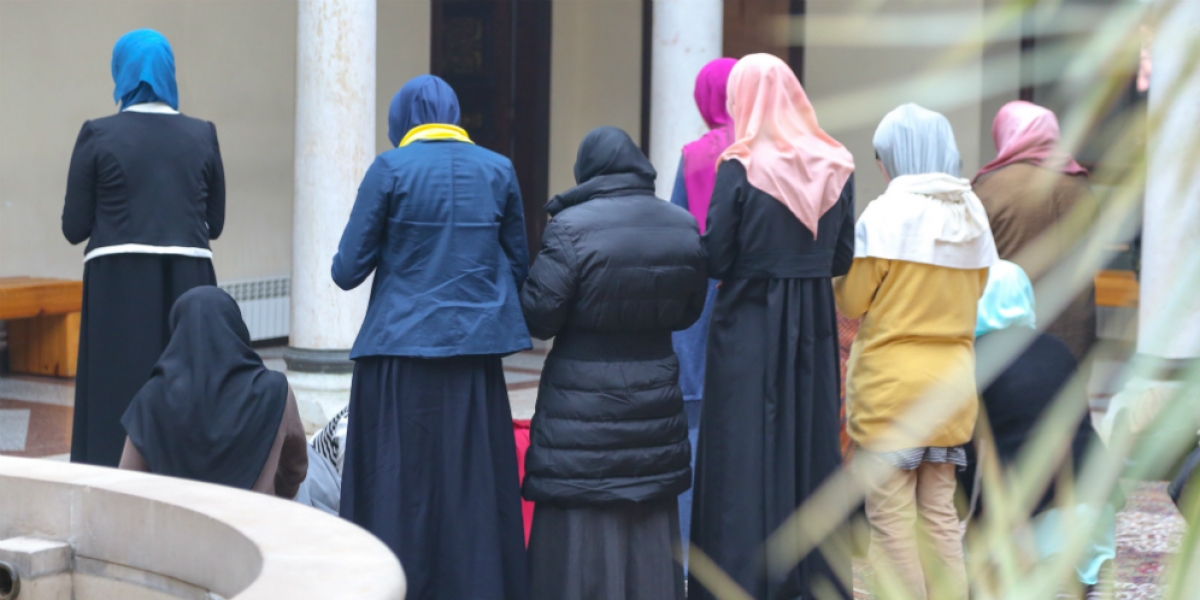 Jika Makmum Tak Dengar Bacaan Imam Sholat Harus Bagaimana