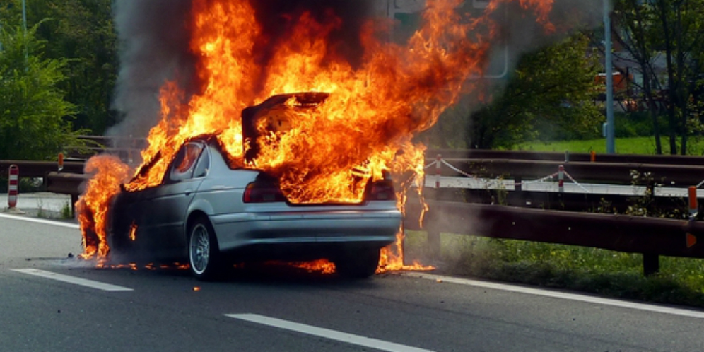 BMW Terbakar, Pemilik Mobil Tidur di Dalamnya