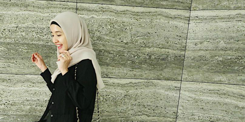 9 Koleksi Hijab Laudya Cynthia Bella Bakal Mejeng di London