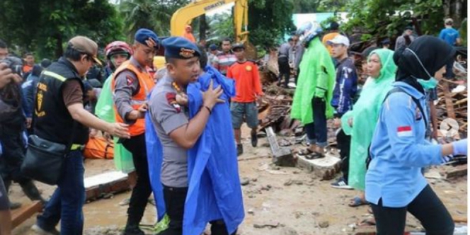 Detik-detik Penyelamatan Bocah Lima Tahun Saat Tsunami Anyer