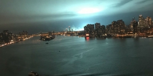 Cahaya Biru di Langit New York Bikin Geger