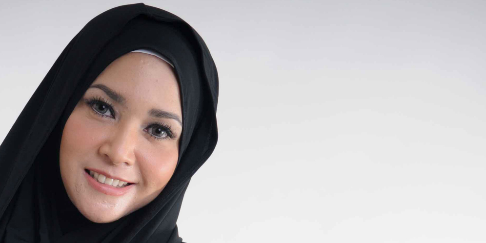 Sederhana, Ini Outfit Maia Estianty Ketika Umroh