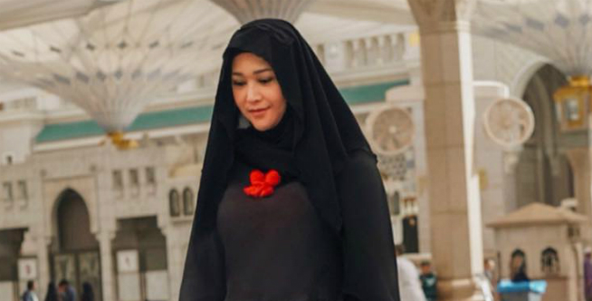 Adu Gaya Hijab Artis  yang Umroh  di Tahun Baru Hijab 