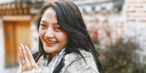 Romantis, Siti Badriah Dilamar Kekasih di Korsel Pakai Cincin Mendiang Ibu