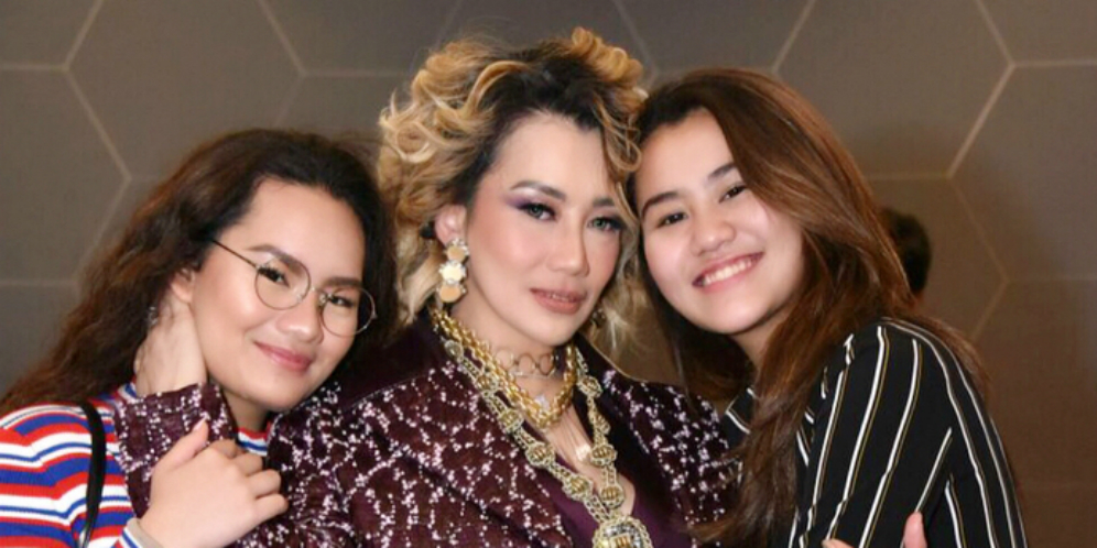 Gaya Fashion Putri Mendiang Adjie Massaid