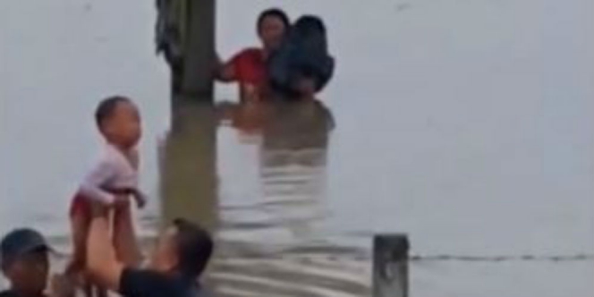 Video Menegangkan Pengemudi Tolong Korban Banjir di Madiun