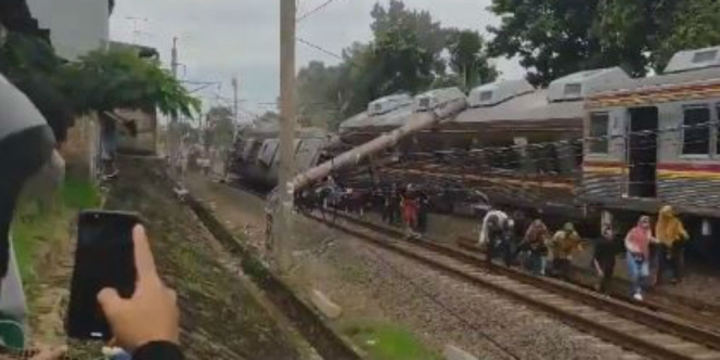 KRL Jatinegara-Bogor Anjlok, Kereta Ujung Ambruk dan Tutup Lintasan