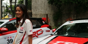 Sabrina Sameh, Joki Motor Cantik Banting Setir ke Balap Mobil