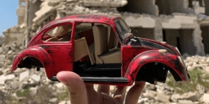 Kisah Pilu di Balik Mobil Mainan Rusak di Suriah