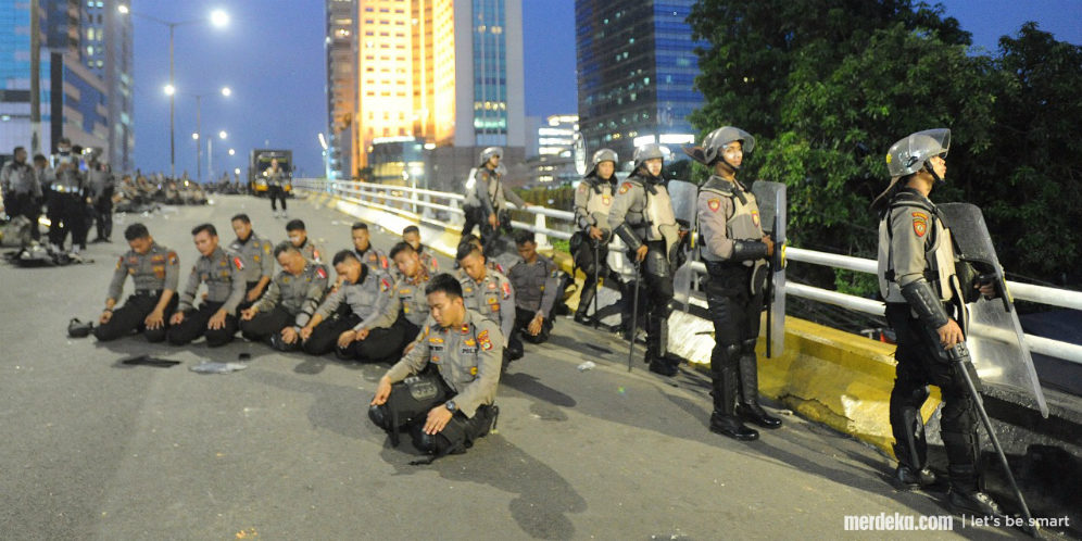 5 Pemandangan Haru di Balik Ricuhnya Aksi Demo 22 Mei