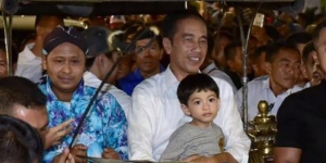 Jokowi Ajak Jan Ethes Liburan Naik Andong di Malioboro