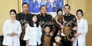 Adu Gaya Busana Lebaran Keluarga SBY dan Jokowi