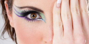 Tips Pakai Warna Eyeshadow Berbeda di Kedua Mata