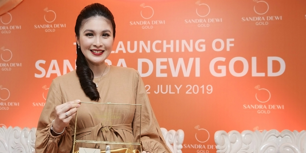 Tips Padu Padan Perhiasan ala Sandra Dewi