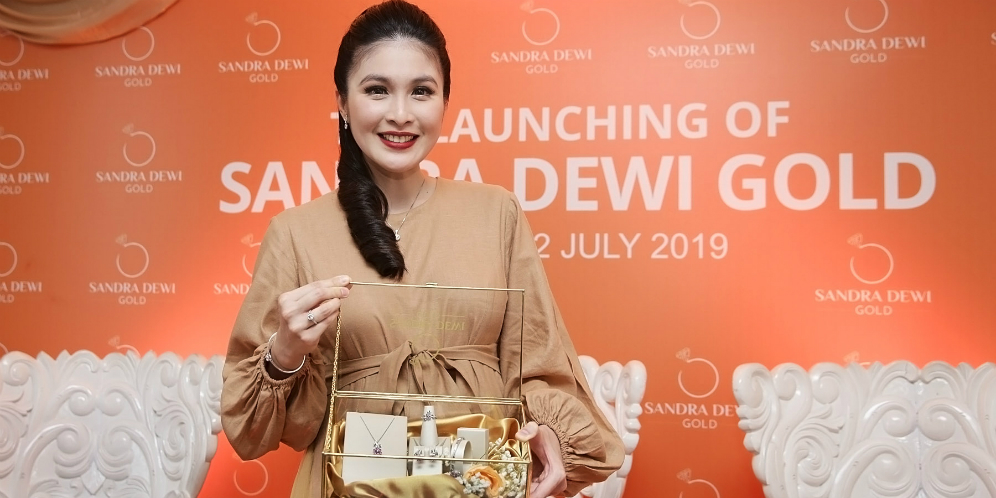 Melihat 'Pabrik Uang' Sandra Dewi