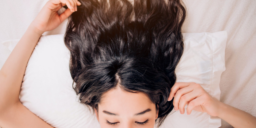5 Cara Menata Rambut di Malam Hari Agar Rapi Sampai Pagi