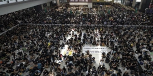 Demonstran Hong Kong Duduki Bandara, Semua Penerbangan Batal