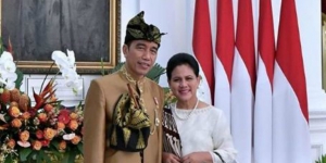Unggah Foto Pakai Baju Adat Sasak, Kaki Jokowi Jadi Sorotan