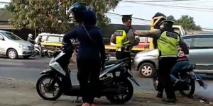 Fakta-fakta Polisi Tendang Pemotor di Tangerang