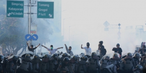 Satu Persatu Massa Demonstran di DPR Diamankan Polisi