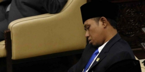 Tak Hanya Bawa Istri Tiga, Lora Fadil Viral karena Tidur di Parlemen