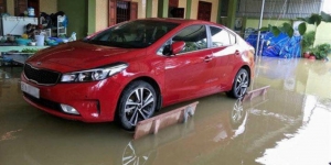 Trik Unik Hindari Banjir, Mobil Dibuat `Melayang` di Atas Air
