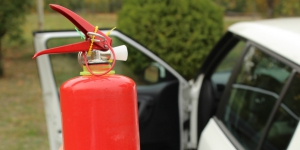 Jarang Disadari, Ini Fungsi dan Cara Pakai Alat Pemadam Api di Mobil