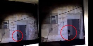 Merinding! Video Penampakan Sosok Kecil Ngintip dari Balik Pintu di Rumah Kosong