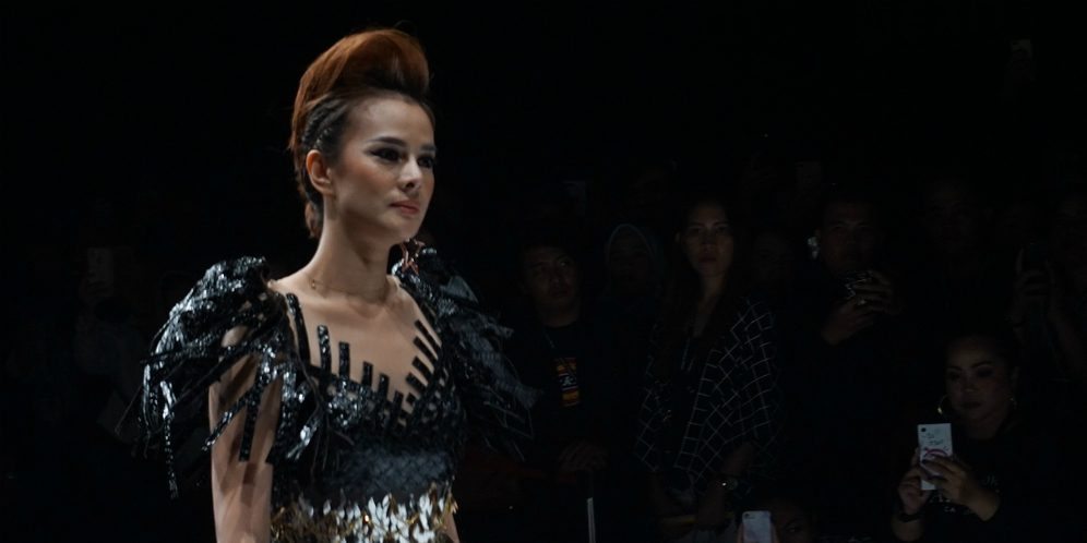 Pangling! Gaya Deretan Artis Jadi Model 'Gladiator' di Panggung JFW 2020