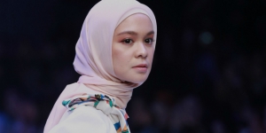 Inspirasi Gaya Stylish Pesohor di Jakarta Fashion Week