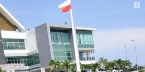 Viral Bendera Merah Putih Terbalik di Gedung DPRD Sulbar