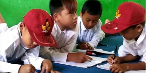 Astagfirullah, Siswa SD di Lebak Belajar di Lantai Tanpa Meja Kursi