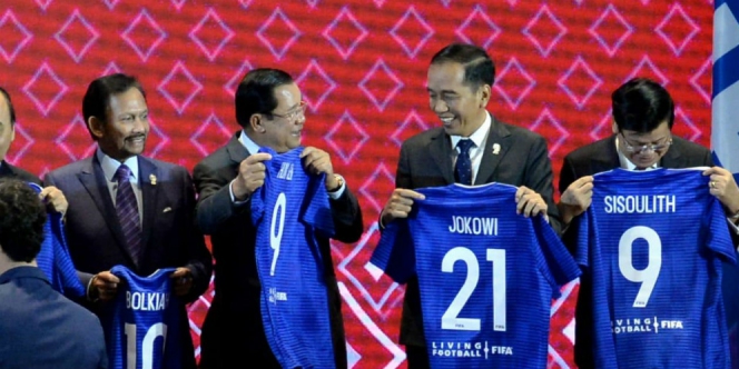 Jokowi dapat Jersey Bola dari FIFA Nomor 21, Apa Artinya?