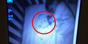 CCTV Rekam Penampakan di Sebelah Bayi, Saat Diperiksa...