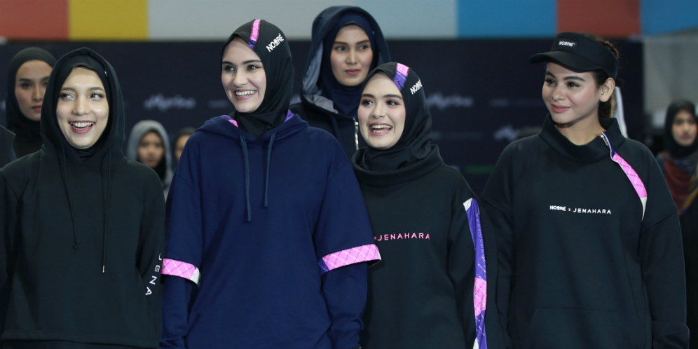 Lenggak-lenggok 3 Artis Bawakan Koleksi Hijab Sporty