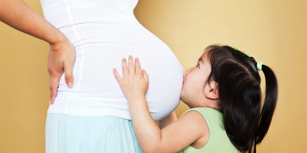 5 Cara Menyiapkan Mental Anak Si Kakak Saat Adik Bayi Lahir