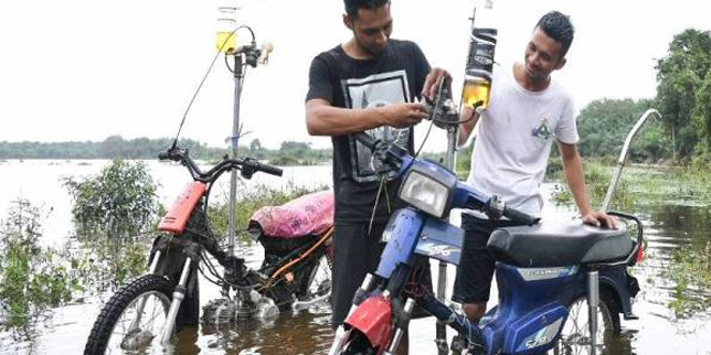 Keren! Motor Amfibi Ini Tetap Melaju Meski Seluruh Bodi Terendam Banjir