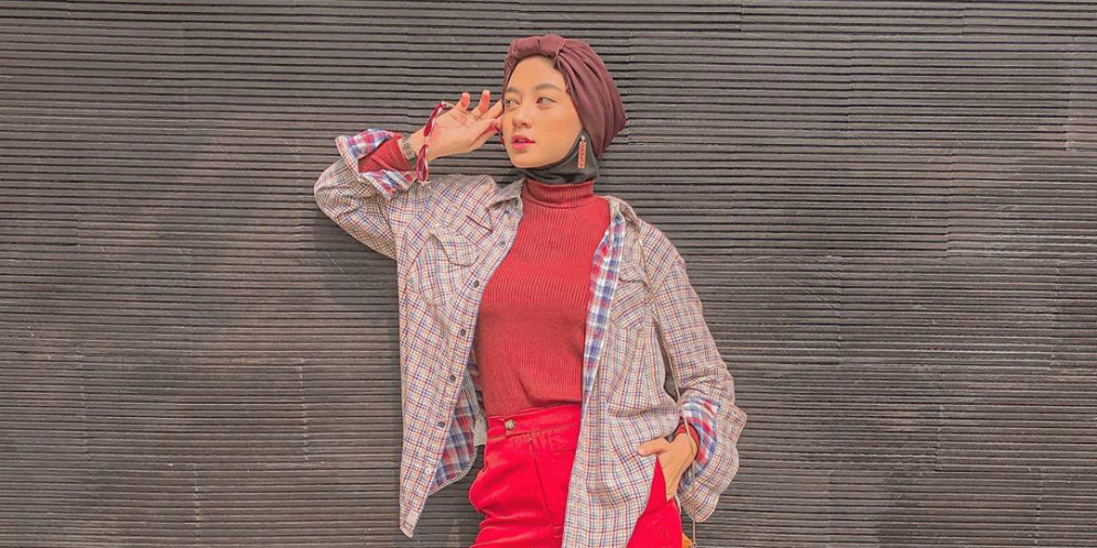 Paduan Makeup Bold dan Tatanan Hijab Turban