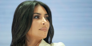 Sneaker Kim Kardashian Bikin Netizen Gagal Paham, duh Bentuknya..