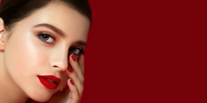 3 Tips Pakai Lipstik Matte Pada Bibir Kering