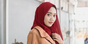 5 Gaya Hijab Segiempat ala Shella Anggita, Cukup 5 Menit