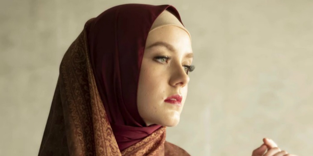 Hijab Etnik, Kolaborasi Dian Pelangi dan Barli Asmara