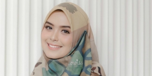 Trik Padu Padan Hijab Warna Kuning ala Vebby Palwinta