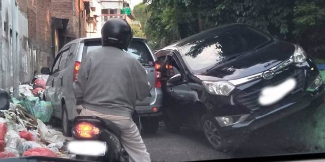 Ogah Mengalah di Gang Sempit, Mobil `Panjat` Dinding Jalan 