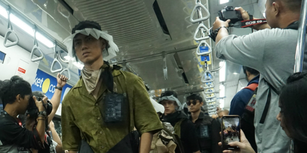 Lenggak-lenggok Model Fashion di Gerbong MRT
