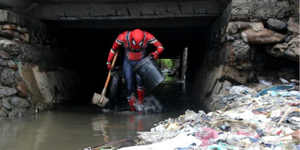 Aksi Terpuji Spiderman Pare-pare Libas Sampah di Jalanan